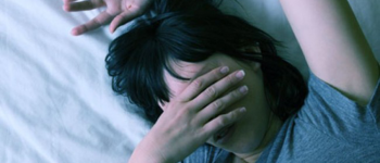 5 Hal yang Bisa Mengganggu Tidurmu Saat Menstruasi