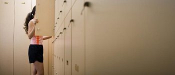 Gawat, Kram Menstruasi Menyerangku di Sekolah!