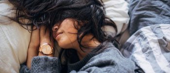 Awas Terjebak Mitos Tentang Tidur Pas Menstruasi!